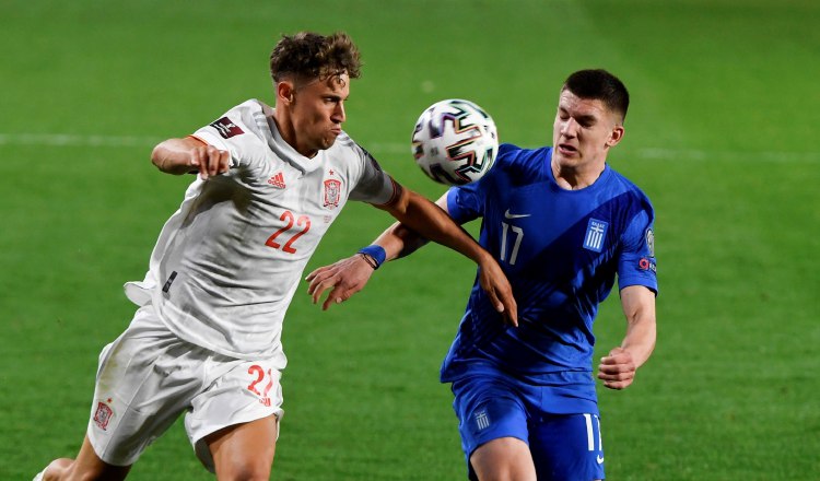 El defensa de la selección española, Marcos Llorente (i), lucha con Christos Tzolis, de la selección griega. Foto:EFE