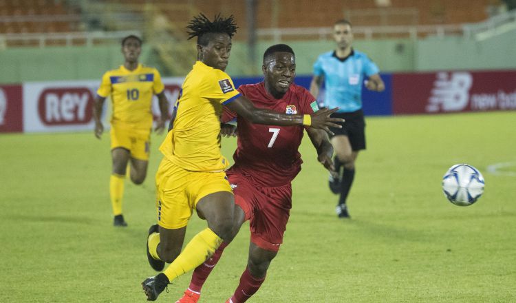El panameño José Luis 'Puma' Rodríguez (der.) disputa el balón con  Carl Hinkson de Barbados. Foto:EFE