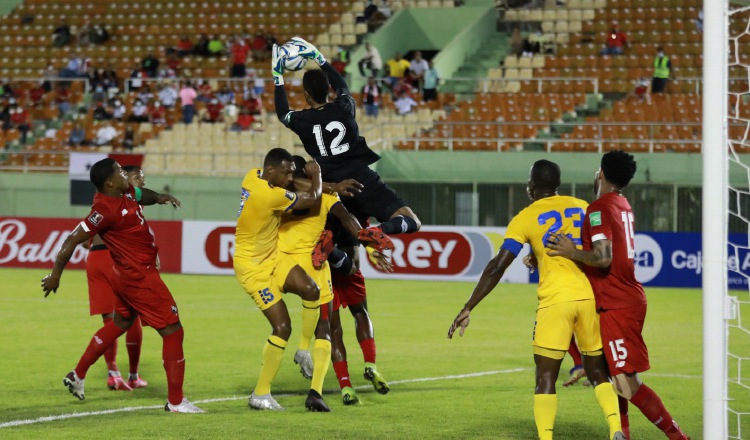 El portero de Panamá 'Cuty' Mosquera se cuelga del balón. Foto:@Fepafut