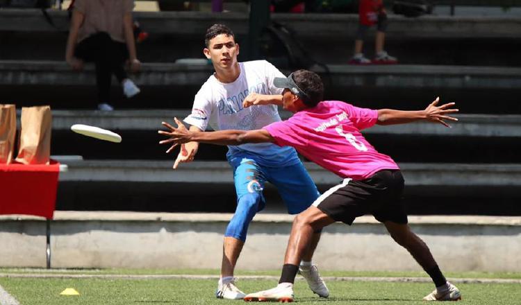 En el 'frisbee' el jugador no puede correr cuando posee el disco, tiene 10 segundos para pasarlo a un compañero. Foto:EFE
