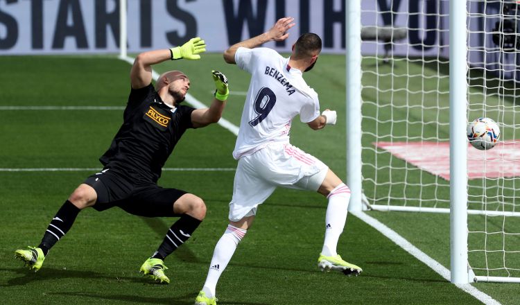 El delantero del Real Madrid Karim Benzema, y el portero del Eibar Marko Dmitrovic en acción durante el partido de ayer. Foto:EFE