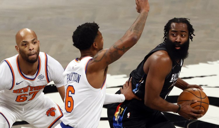 James Harden de los Nets (der.). Foto:EFE