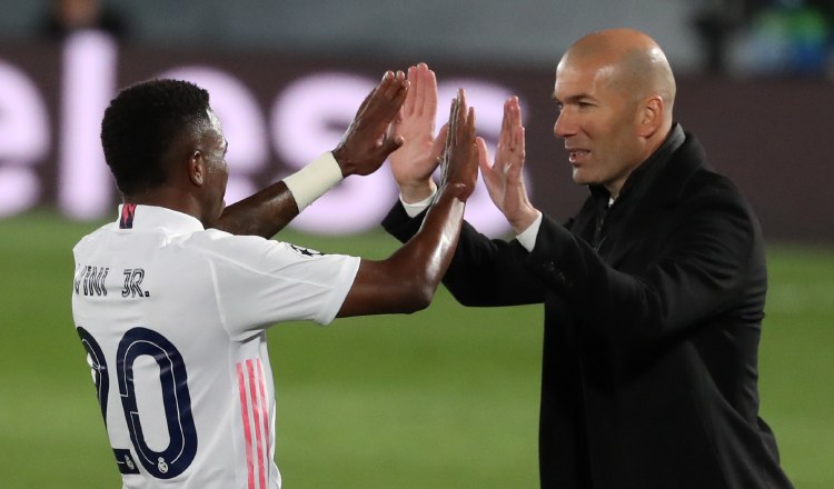 El entrenador Zinedine Zidane felicita al brasileño, Vinicius. Foto:EFE