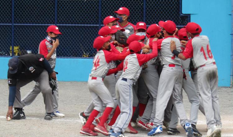 Jugadores de Coclé, festejan. Foto:Fedebeis