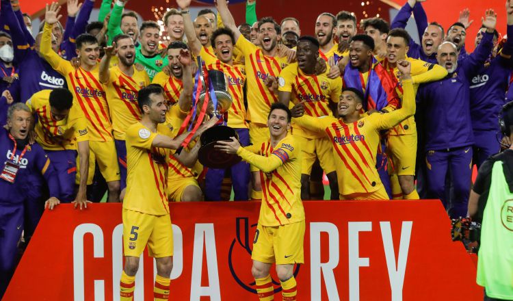 Jugadores y cuerpo técnico del FC Barcelona posan con el trofeo de campeones tras la final de la Copa del Rey. Foto:EFE