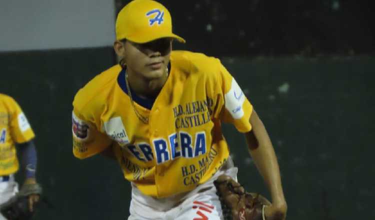 Alexis Bernal, lanzador de Herrera. Foto: Fedebeis