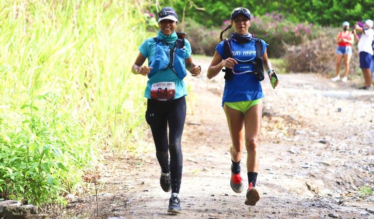 Estefanía Peña (izq.) y su hermana Valentina, durante la prueba de los 80 kilómetros del El Reto del Indio.