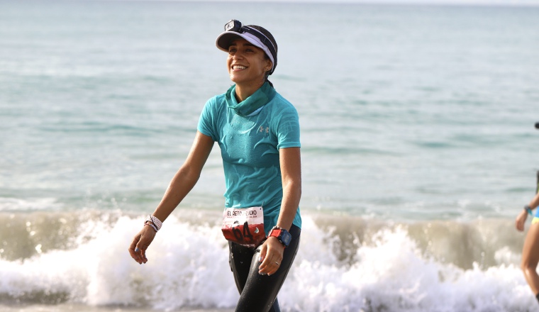 Estefanía Peña, muestra su felicidad tras llegar a la playa. Cortesía