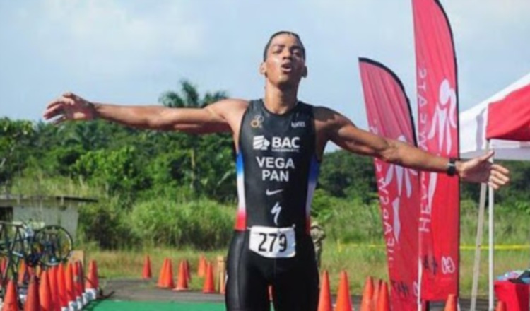 Peter Vega, ganador de la versión 2020 del triatlón de Sherman.  Cortesía