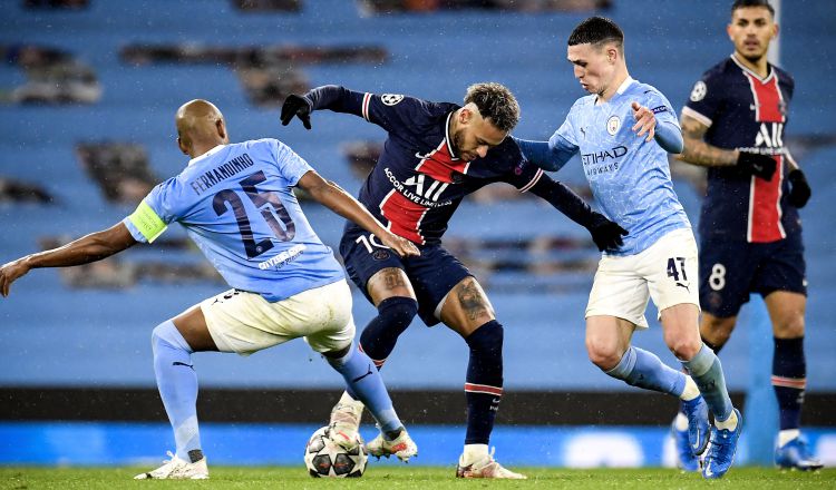 Neymar no pudo con la marca del Manchester City. Foto:EFE