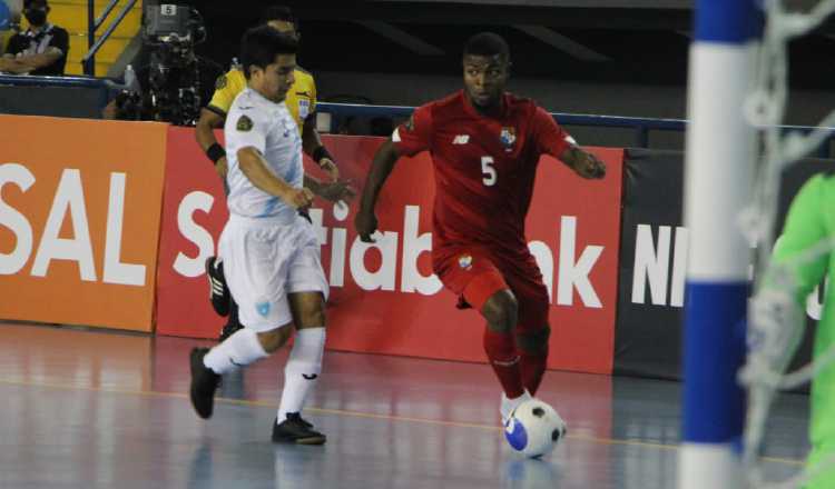 Alfonso Maquensi conduce le balón ante la marca de chapín. Foto:Fepafut