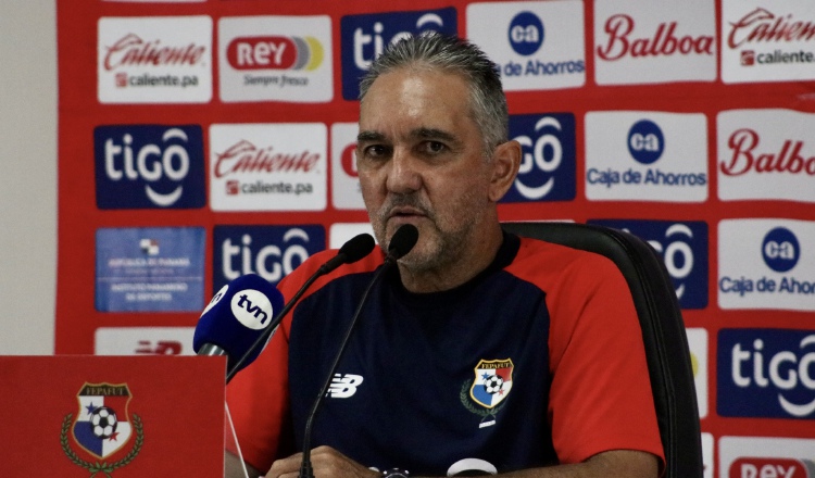 Shubert Pérez, técnico de la selección de  fútbol playa. Foto: Fepafut