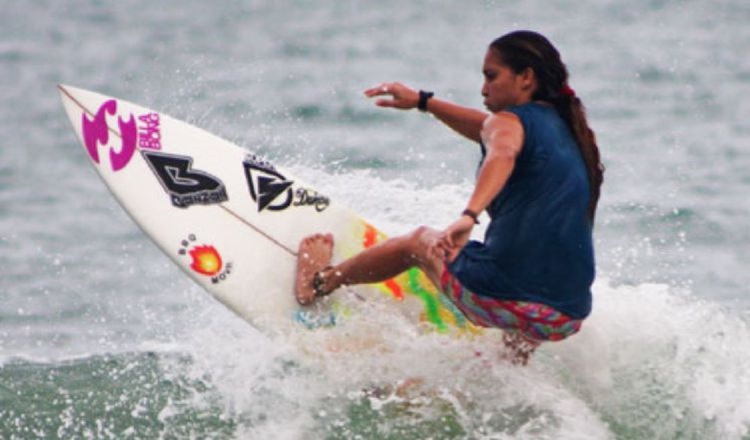 Samanta Alonso integrante de la selección femenina de surf. Foto:EFE