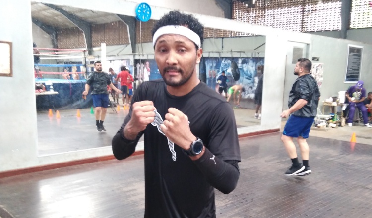 Anselmo 'Chemito' Moreno (izq.) y Jezreel Corrales entrenan en el Gimnasio Pedro 'Rockero' Alcázar.  Foto: Jaime A. Chavez R.