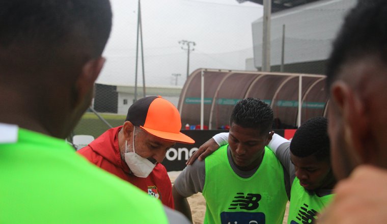 Shubert Pérez da algunas instrucciones. Foto:Fepafut