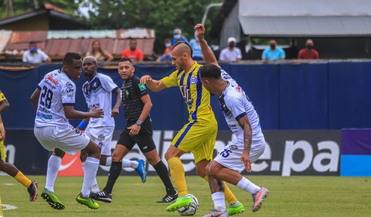 Universitario de Coclé y Veraguas empataron a cero goles en el partido de ida. Foto:LPF