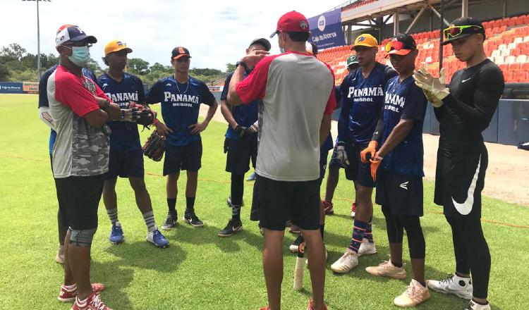 La preselección juvenil inició sus entrenamientos bajo la tutela de Rodrigo Merón (izq.) en el estadio Roberto 'Flaco Bala' Hernández. Foto:@Fedebeis