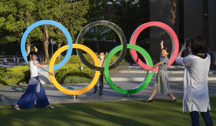 Aficionados se toman fotos con las argollas olímpicas cerca del Nuevo Estadio Nacional, un Estadio Olímpico para Tokio 2020, Japón. Foto:EFE