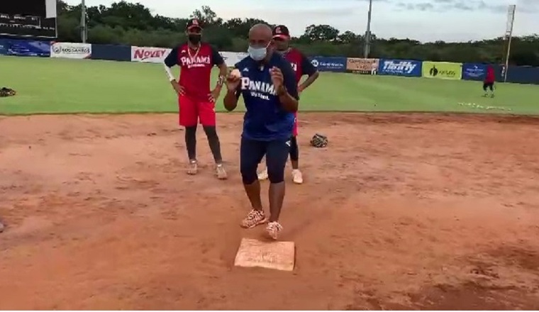 Rodrigo Merón da algunas instrucciones.