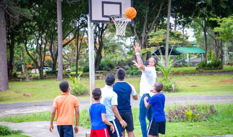 Blas Pérez con los niños en La Chorrera. Foto: Cortesía