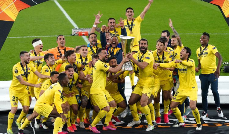 Los jugadores del Villarreal de España festejan con la copa de 'Europa League'. Foto:EFE