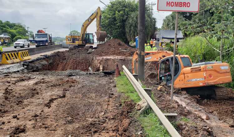 Ejecutan labores de reparación e implementan medidas para permitir el paso a los conductores. Erick Montenegro