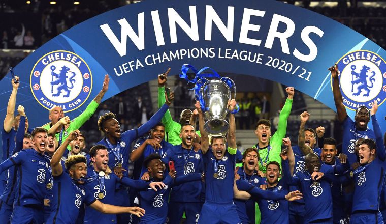 El capitán del Chelsea, César Azpilicueta, levanta la 'Orejona'. Foto:EFE