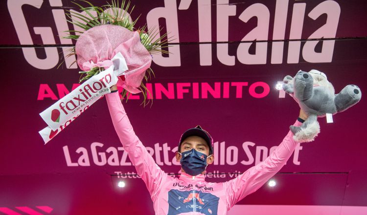Egan Bernal se encuentra a un paso de ganar el Giro de Italia. Foto:EFE