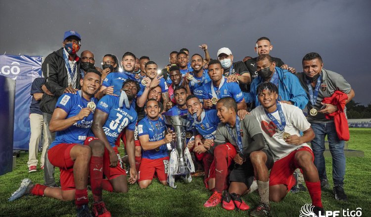 Plaza Amador con la copa de campeón del Apertura 2021 de la LPF. Foto:Twitter