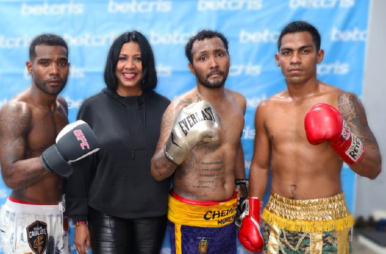 Boxeadores que estuvieron en Póker de Ases con la promotora Rous Laguna. Foto:Cortesía