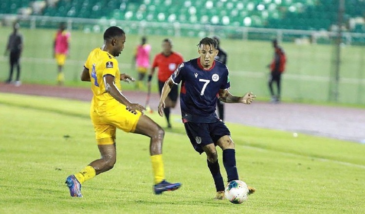 Edarlyn Reyes (der) de República Dominicana disputa el balón con Rashad Smith de Barbados. Foto:EFE