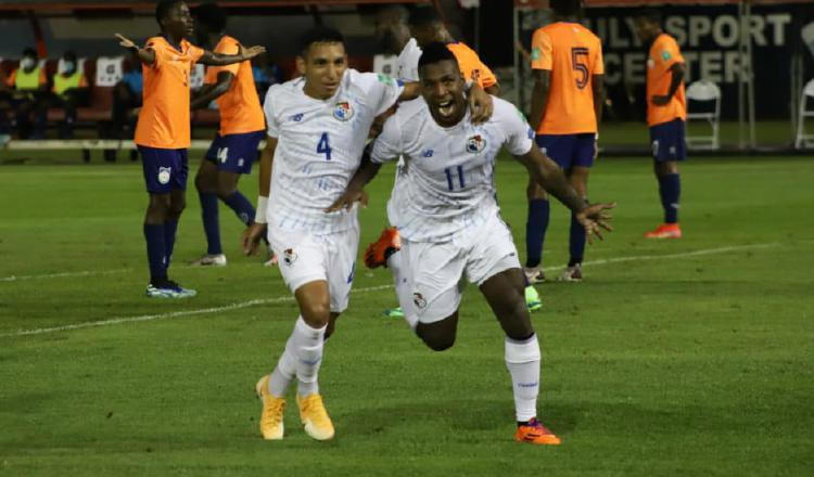 Armando Cooper (11) festeja uno de sus goles con Omar Córdoba (4).. Foto: Víctor Arosemena