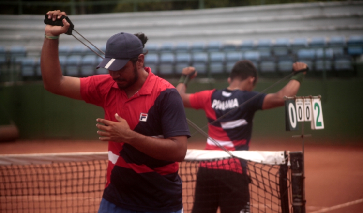 Luis Gómez (izq.) y Jorge Chevez, son parte de los jugadores de Panamá, que entrenan bajo la dirección de Chad Valdés. VICTOR AROSEMENA
