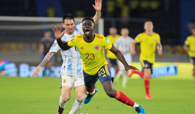 El argentino Messi (izq.) durante el juego ante Colombia. Foto:EFE