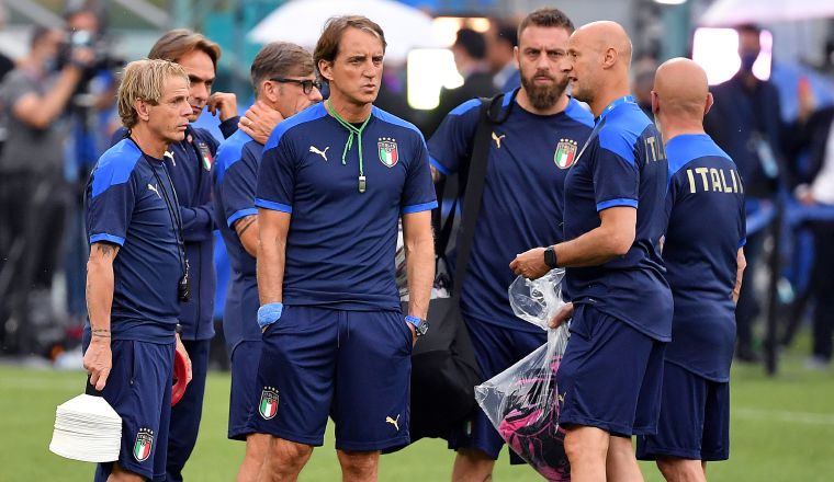 Roberto Mancini (centro), técnico de Italia. Foto:EFe