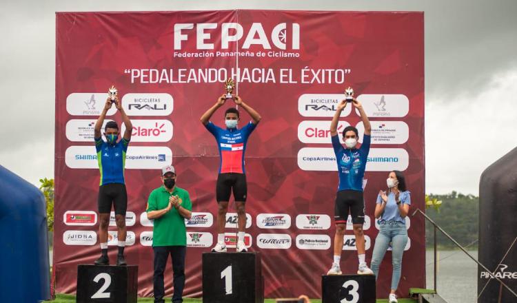 Josué Jiménez con el trofeo como campeón. Foto:Fepaci