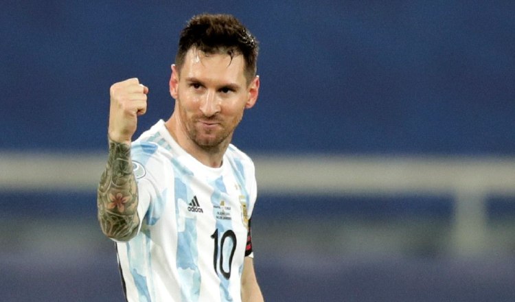 Lionel Messi de Argentina celebra su gol ante Chile. Foto:EFE