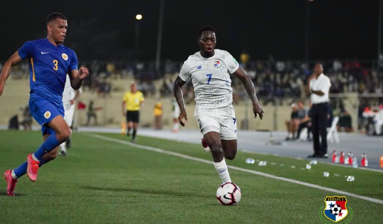 José Luis 'Puma' Rodríguez (7) conduce el balón ante la marca de Gaari Jurien de Curazao (3). Foto:@Fepafut