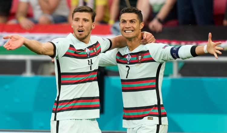 Cristiano Ronaldo (der) de Portugal celebra el tercer gol de Portugal. Foto:EFE