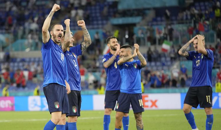 Jugadores italianos festejan el triunfo. Foto:EFE