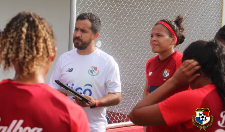 'Nacho' Quintana  en los entrenamientos de la preselección femenina en el 