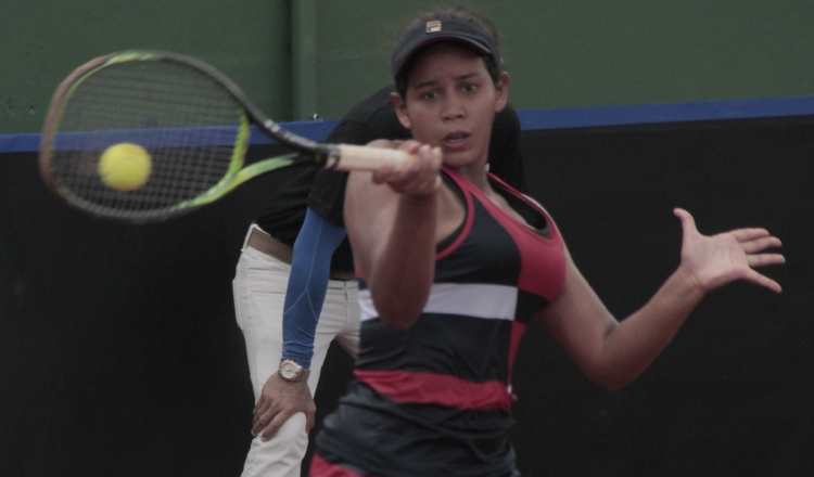 Karen Esther Contreras, jugó ayer en dobles. Víctor Arosemena