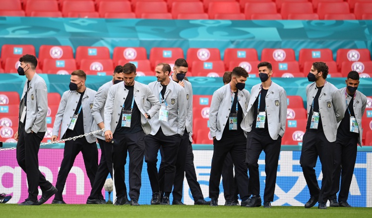 Jugadores de la selección italiana durante el reconocimiento del campo de Wembley en Londres. Foto:EFE