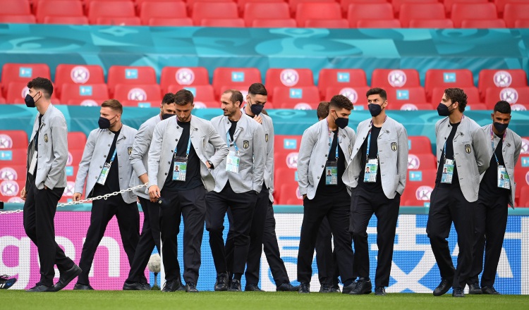 Jugadores de  la selección italiana durante el reconocimiento del campo de Wembley en Londres. Foto:EFE