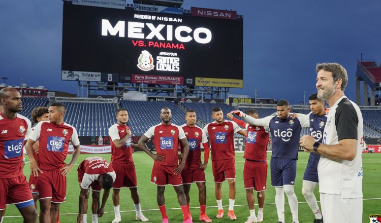 Jugadores de Panamá entrenan en la cancha  del Nissan Stadium para el amistoso contra México. Foto:Fepafut