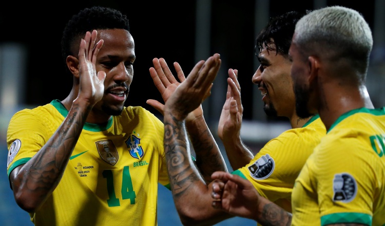 Eder Militao (izq.) de Brasil celebra con sus compañeros tras anotar contra Ecuador en la ronda regular, Foto:EFE