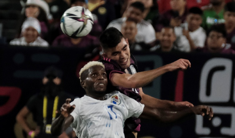 José Fajardo salta por el balón en el partido contra México. Foto:EFE