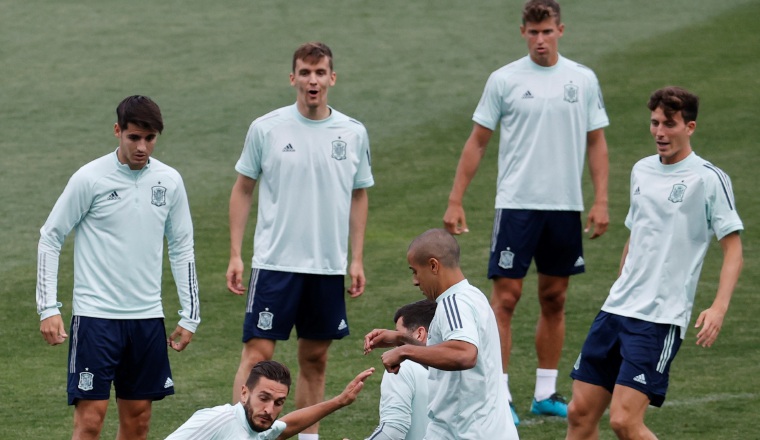 Jugadores de España se preparan para su juego ante Suiza. Foto:EFE