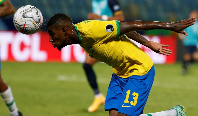 Emerson jugador Brasil cabecea el balón. Foto:EFE