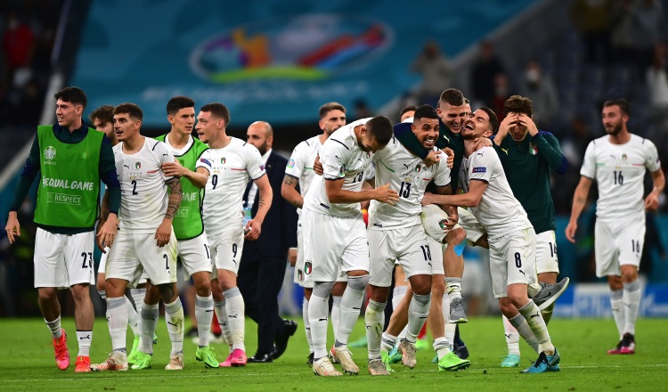 Jugadores de Italia festejan su clasificación a la Eurocopa. Foto:EFE